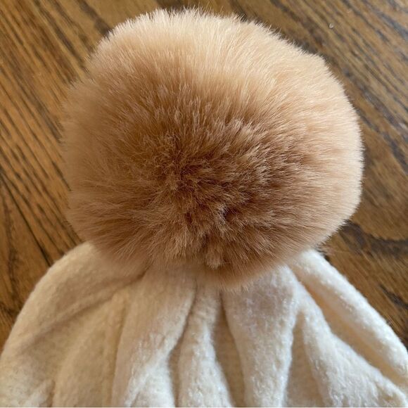 NWT Vince Camuto Ivory Knit Beanie with Snap On Faux Fur Tan Pom Gift - Picture 2 of 9